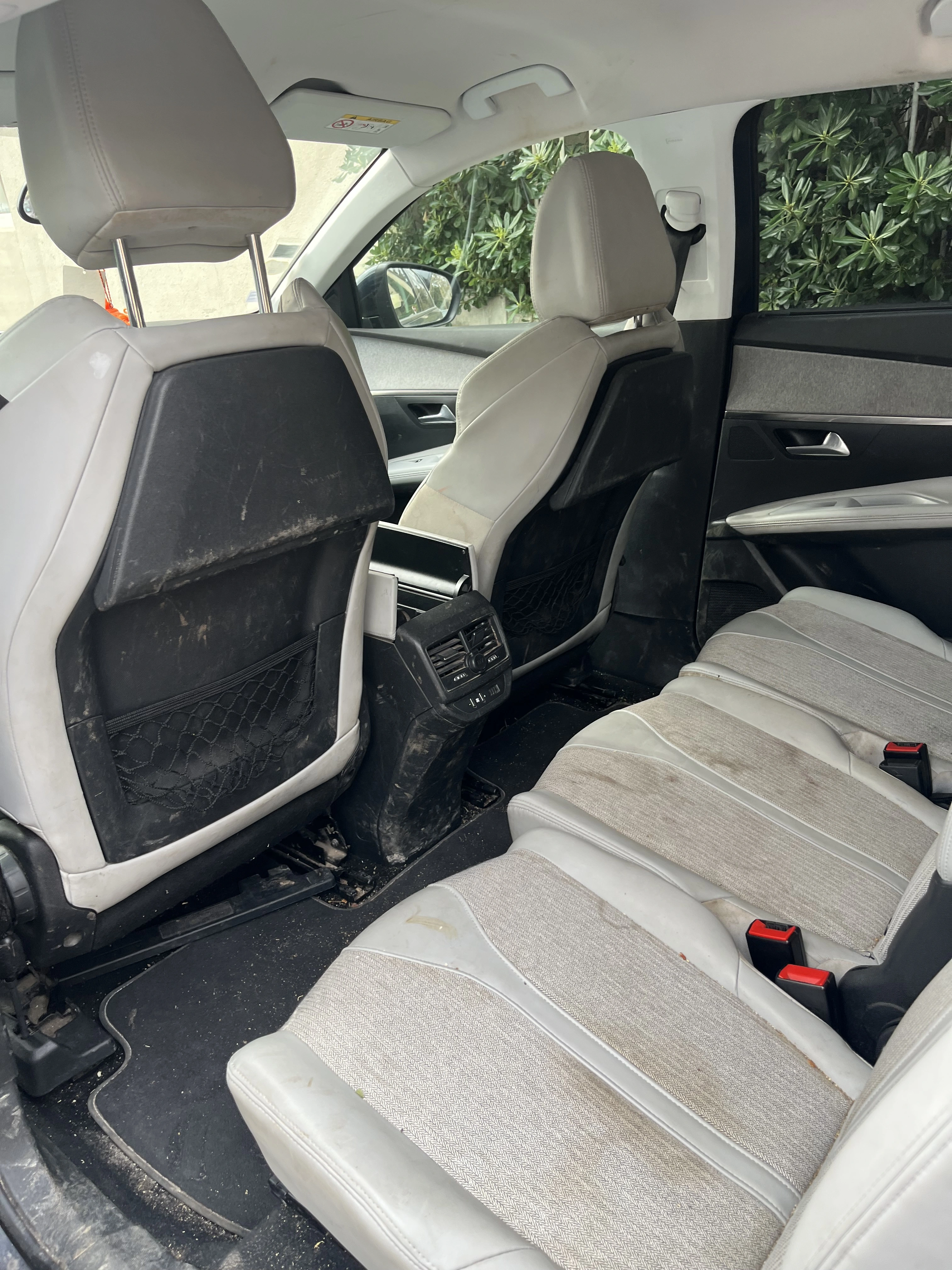 Intérieur avant detailing — Fresh Clean Auto Arles